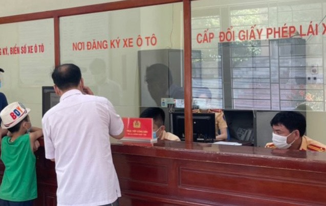 Nhiều người ngỡ ngàng khi làm thủ tục sang tên, đổi chủ phương tiện mới biết mua phải xe gian. Ảnh: CATH