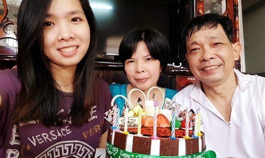 Chị Viên (giữa) hạnh phúc bên gia đình - ảnh chụp khi chưa có dịch COVID-19. 
Ảnh: Minh Châu