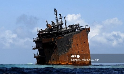 Tàu MV X-Press Pearl đang neo đậu ngoài khơi thành phố cảng Negombo thì lửa bùng lên sau một vụ nổ vào ngày 20.5. Ảnh: AFP
