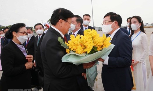 Ủy viên Bộ Chính trị, Phó Thủ tướng Chính phủ Phạm Bình Minh tiễn Tổng Bí thư, Chủ tịch nước Lào Thongloun Sisoulith và Phu nhân tại sân bay Quốc tế Nội Bài. Ảnh: TTXVN