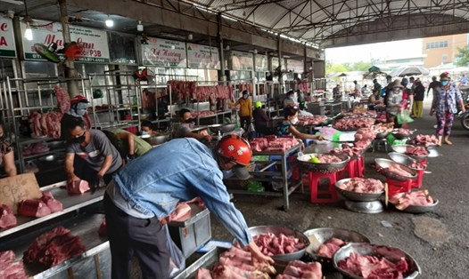 Chợ đầu mối Hóc Môn TPHCM cung cấp thịt heo lớn nhất cho toàn thành phố. Ảnh Huân Cao chụp lúc chợ chưa tạm dừng để phòng chống dịch