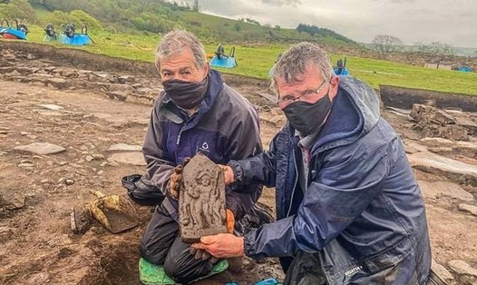 Hai tình nguyện viên Richie Milor và David Goldwater đến từ Newcastle đã phát hiện ra phiến đá này khoảng vài cm dưới mặt đất vào hôm 20.5 năm nay. Ảnh: The Vindolanda Trust