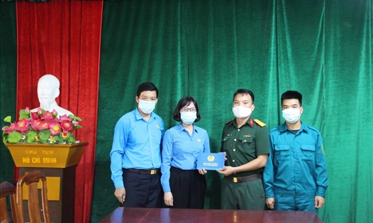 Lãnh đạo LĐLĐ tỉnh Tuyên Quang trao hỗ trợ tới đại diện người lao động trở về từ Bắc Giang. Ảnh: Hải Dương