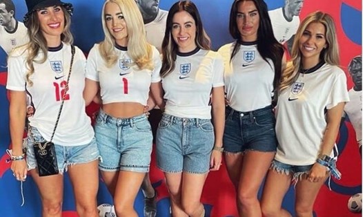 Các cầu thủ tuyển Anh được phép gặp vợ và bạn gái sau trận thắng Đức ở vòng 16 đội EURO 2020. Ảnh: Twitter.