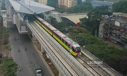 Từ 1.7.2021 sẽ chạy thử toàn tuyến trên cao đoàn tàu Nhổn - ga Hà Nội. Ảnh: LĐ