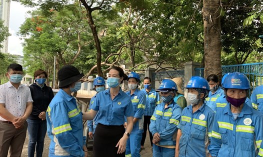 Chủ tịch Công đoàn ngành Xây dựng Hà Nội Nguyễn Thị Thanh thăm hỏi, động viên các công nhân lao động từ Công ty Minh quân chuyển về URENCO. Ảnh:CĐN