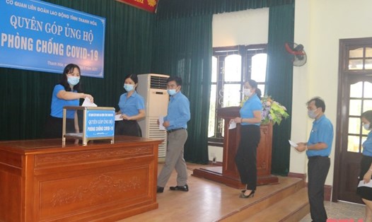 Cán bộ, đoàn viên, công nhân viên chức lao động LĐLĐ tỉnh Thanh Hoá ủng hộ Quỹ phòng, chống COVID-19. Ảnh: T.H