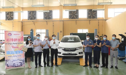 Công ty Honda Việt Nam trao tặng 01 xe ôtô Honda City 2019 cho trường Cao đẳng Nghề Vĩnh Phúc. Ảnh HVN