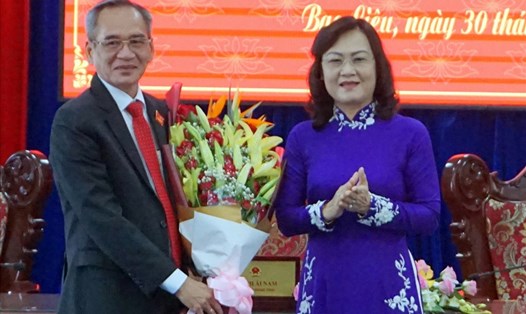 Bà Lê Thị Ái Nam, Phó Bí thư Thường trực, Chủ tịch HĐND khóa IX tặng hoa chúc mừng ông Lữ Văn Hùng được bầu làm Chủ tịch HĐND khóa X. Ảnh: Nhật Hồ