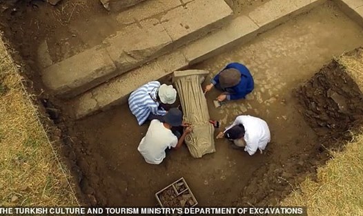 Các nhà khảo cổ học ở miền tây Thổ Nhĩ Kỳ đã khai quật được một bức tượng bằng đá cẩm thạch 1.800 năm tuổi từ tàn tích của thành phố cổ Metropolis. Ảnh: Khảo cổ Thổ Nhĩ Kỳ