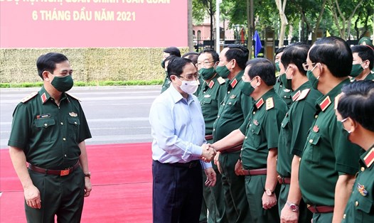 Lãnh đạo Bộ Quốc phòng đón Thủ tướng Chính phủ Phạm Minh Chính tới dự hội nghị. Ảnh: VGP/Nhật Bắc