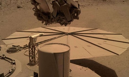 Một trong những tấm pin của tàu thăm dò sao Hỏa InSight bị bụi bao phủ. Ảnh: NASA.