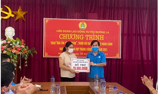 Ông Vàng A Lả - Chủ tịch LĐLĐ tỉnh trao hỗ trợ Mái ấm Công đoàn cho đoàn viên Vì Thị Hân, CĐCS Trường Mầm non Ít Ong, huyện Mường La, Sơn La.