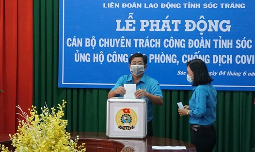 Lãnh đạo LĐLĐ tỉnh Sóc Trăng ủng hộ công tác phòng, chống dịch COVID-19. Ảnh: Anh Khoa