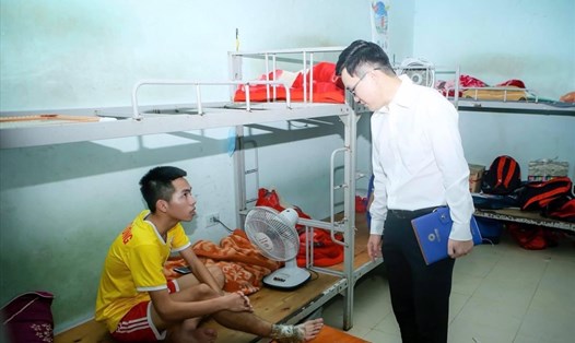 Ban lãnh đạo Sông Lam Nghệ An quan tâm đến việc chữa trị chấn thương cho các cầu thủ trẻ.  Ảnh: VFF