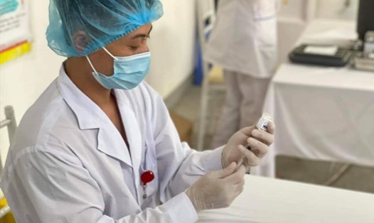 Cán bộ y tế chuẩn bị tiêm phòng vaccine COVID-19 cho công nhân ở Bắc Ninh. Ảnh: Bộ Y tế