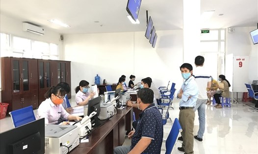 Người dân đến Trung tâm Phục vụ hành chính công tỉnh Đắk Lắk để giải quyết các thủ tục hành chính. Ảnh: Bảo Trung