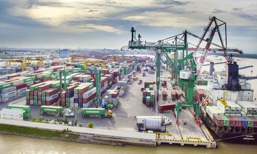 Hàng hóa xuất nhập khẩu tại cảng Hải Phòng. Ảnh: VICONSHIP