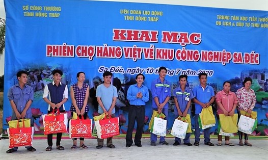 Phiên chợ hàng Việt về Khu công nghiệp Sa Đéc phục vụ công nhân lao động chào mừng 91 năm Ngày thành lập Công đoàn Việt Nam tổ chức năm 2020. Ảnh tư liệu: Lưu Hùng