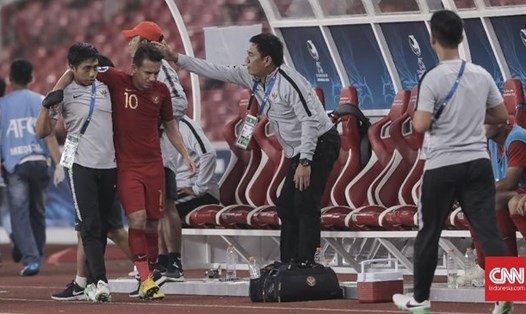 Tiền vệ Egy Maulana của tuyển Indonesia dính chấn thương vai có thể lỡ trận gặp tuyển Việt Nam. Ảnh: CNN Indonesia.