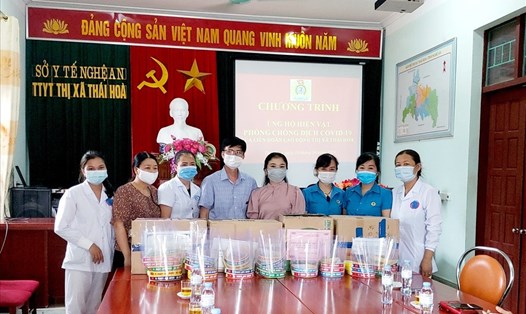 LĐLĐ TX Thái Hòa trao tặng 2.000 mũ cho đoàn viên là cán bộ, nhân viên y tế trên địa bàn. Ảnh: HĐ
