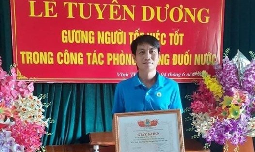 LĐLĐ Yên Thành (Nghệ An) tổ chức biểu dương đồng chí Phan Văn Thăng vì đã có hành động cứu người đuối nước. Ảnh: PV