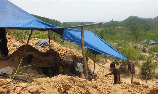 Khai thác vàng trái phép ở mỏ vàng Bồng Miêu (Quảng Nam) gây ô nhiễm môi trường. Ảnh: Thanh Chung