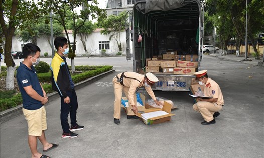 Hơn 1 tấn thực phẩm bẩn trên đường từ Hà Nội về Thanh Hóa tiêu thụ thì bị lực lượng CSGT bắt giữ. Ảnh: NT