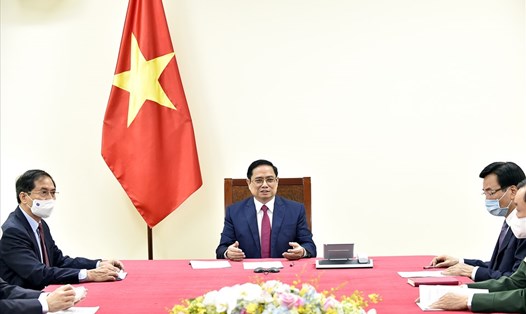 Thủ tướng Phạm Minh Chính điện đàm với Thủ tướng Trung Quốc Lý Khắc Cường. Ảnh: VGP
