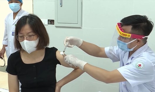 Chị Nguyễn Thị Thủy (Công ty TNHH Anyone Vina, KCN Quế Võ, tỉnh Bắc Ninh) được tiêm vaccine. Ảnh: PV