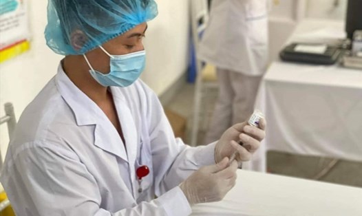 Cán bộ y tế chuẩn bị tiêm phòng vaccine COVID-19 cho công nhân ở Bắc Ninh. Ảnh: Bộ Y tế