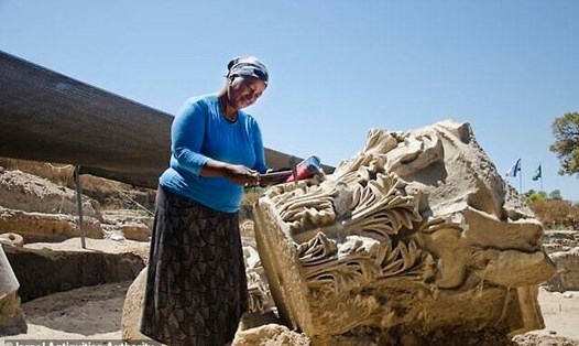 Khoảng 200 vật bằng đá cẩm thạch nặng hàng trăm tấn đã được phát hiện. Ảnh: Israel Antiquities Authority