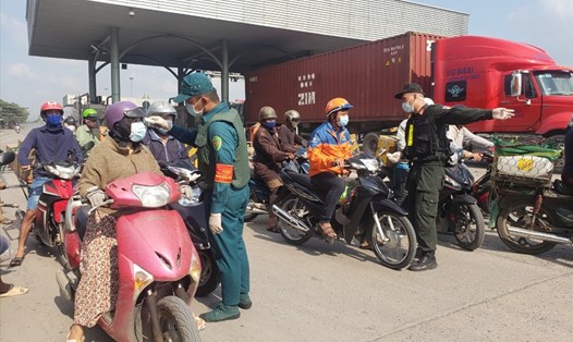 Sáng ngày 5.6, các chốt tại tỉnh Đồng Nai đã bắt đầu kiểm tra người lao động từ TPHCM về Đồng Nai. Ảnh: Hà Anh Chiến