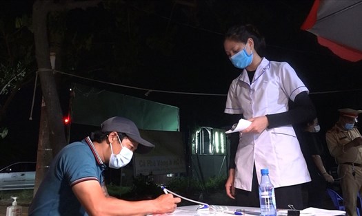 Khai báo y tế tại chốt kiểm soát trên QL51 tỉnh Bà Rịa-Vũng Tàu. Ảnh: Thành An