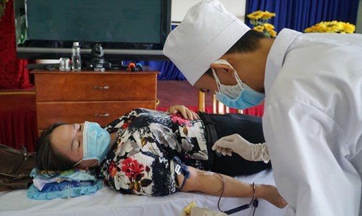 Đoàn viên công đoàn viên chức Bình Thuận tham gia hiến máu. Ảnh: CTV