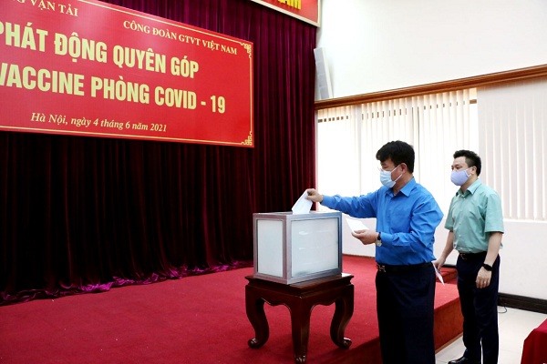 Chủ tịch Công đoàn Giao thông Vận tải Việt Nam Đỗ Nga Việt ủng hộ Quỹ vaccine phòng chống COVID-19. Ảnh: CĐGT