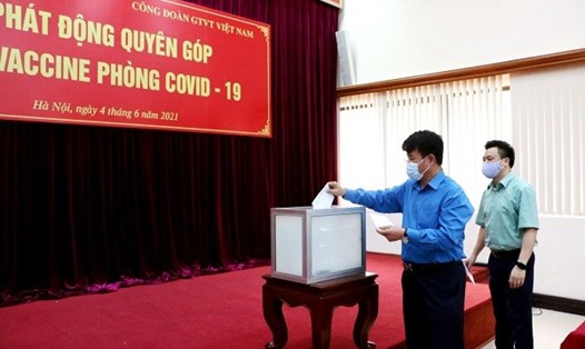 Chủ tịch Công đoàn Giao thông Vận tải Việt Nam Đỗ Nga Việt ủng hộ Quỹ vaccine phòng chống COVID-19. Ảnh: CĐGT