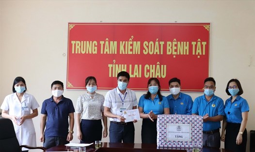 Bà Nguyễn Thị Thiện - Chủ tịch LĐLĐ tỉnh Lai Châu tặng quà cho cán bộ, y bác sĩ
Trung tâm Kiểm soát bệnh tật tỉnh Lai Châu.