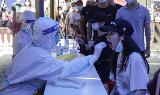Quảng Châu siết chặt các biện pháp ngừa COVID-19. Ảnh: AFP