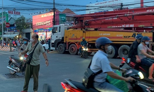 Hiện trường vụ tai nạn ở Thành phố Thuận An, tỉnh Bình Dương khiến người phụ nữ đi xe máy tử vong. Ảnh: Dương Bình