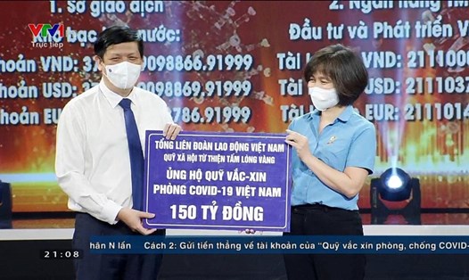 Đại diện Quỹ Tấm lòng vàng Lao Động trao 150 tỉ ủng hộ Quỹ vaccine phòng COVID-19 Việt Nam.