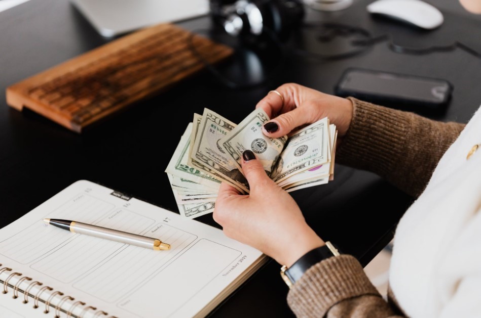 Các bà nội trợ hãy lập một bản thu – chi để kiểm soát và cân đối tài chính trong gia đình. Ảnh: Xinhua