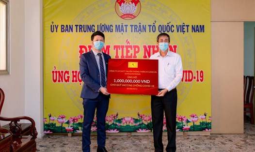 Ông Tăng Khánh Hiền – Giám Đốc Tài Chính Công ty Cổ phần Công nghệ thông tin Truyền Thông Thiên Hy Long Việt Nam (đứng bên trái) đã trao số tiền ủng hộ quỹ vaccine phòng COVID-19.