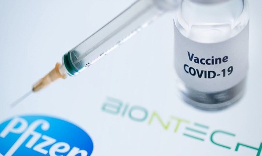 Các giao dịch chuyển tiền tới các số tài khoản tiếp nhận tiền đóng góp cho Quỹ vaccine phòng COVID-19 được miễn phí toàn bộ. Ảnh: MOH
