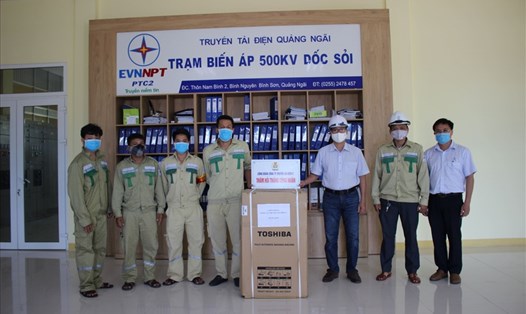 Cán bộ công đoàn Điện lực Việt Nam trao quà tới người lao động trong khu vực bị cách ly tại Quảng Ngãi. Ảnh: CĐĐL
