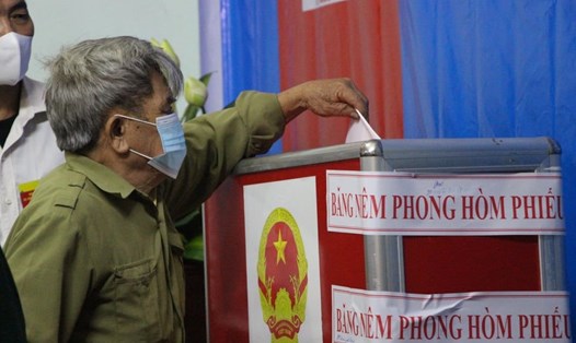Cử tri xã Tráng Việt, huyện Mê Linh đi bỏ phiếu bầu cử lại. Ảnh TV