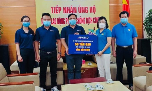 Lãnh đạo LĐLĐ tỉnh Bắc Ninh tiếp nhận ủng hộ của các đơn vị, cá nhân đến với công nhân lao động bị ảnh hưởng của COVID-19. Ảnh: LĐLĐ tỉnh Bắc Ninh