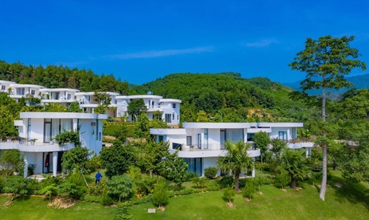 Ivory Villas& Resort nằm giữa thiên nhiên ngập tràn sắc xanh núi rừng Hoà Bình. Ảnh VN.