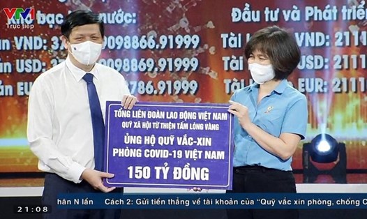 Đại diện Quỹ Tấm lòng Vàng Lao Động trao 150 tỉ đồng ủng hộ Quỹ vaccine phòng COVID-19 Việt Nam.