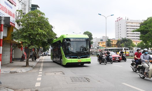 Xe buýt điện chạy thử nghiệm trên đường phố Hà Nội. Ảnh: V.B